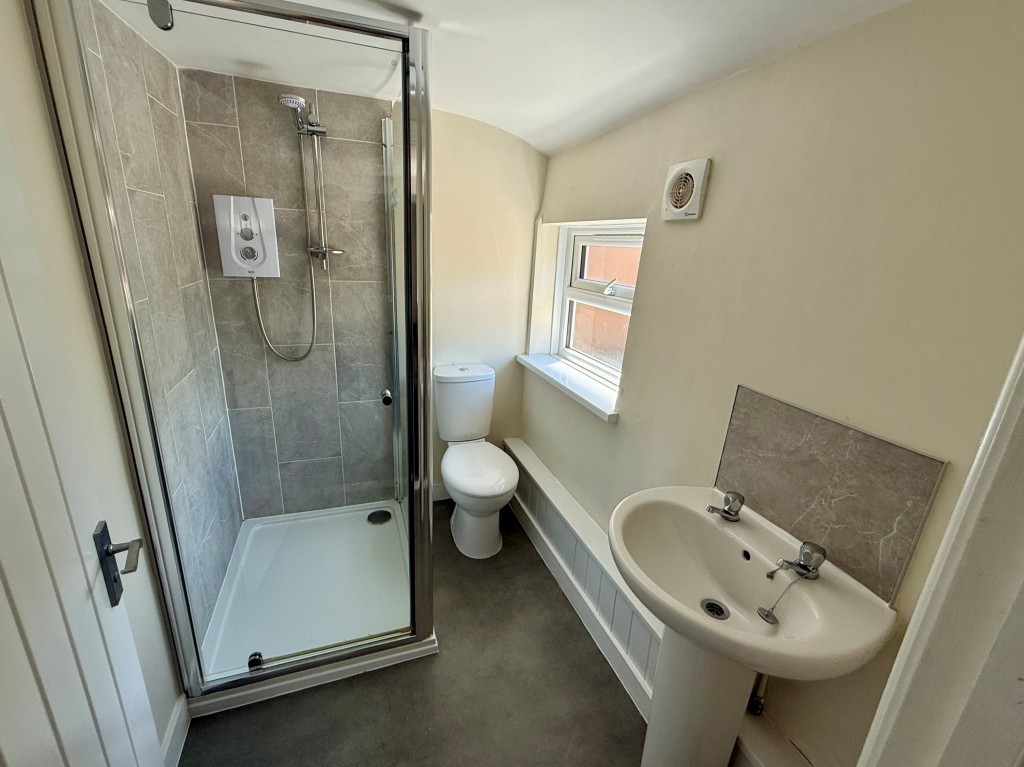 Lot: 33 - MIXED USE PROPERTY COMPRISING SHOP AND THREE-BEDROOM COTTAGE - En-suite shower room with W.C.